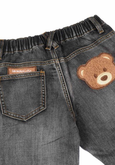 Jogger in denim con cintura elastica, tessuto grigio, con una toppa di un orso marrone sulla gamba destra e una tasca posteriore con un'etichetta.