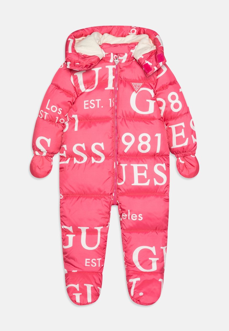 Combinaison de neige rembourrée rose pour bébé avec moufles attachées, capuche, et texte blanc imprimé partout, y compris le logo de la marque sur la poitrine.