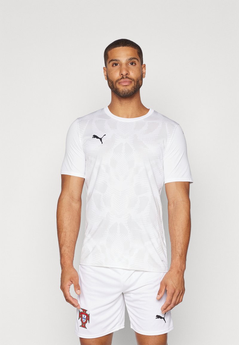 Hvid Puma sportsjersey med et struktureret mønster, sort logo på venstre bryst, parret med matchende hvide shorts med et Portugal-badge.