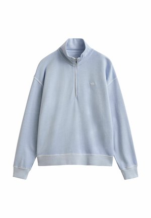 Sweat-shirt à demi-fermeture éclair bleu clair avec poignets et ourlet côtelés, col montant, et logo brodé discret sur la poitrine.