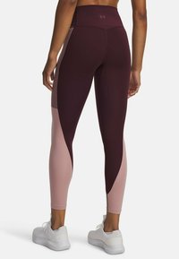 Hoch geschnittene Sportleggings in dunklem Burgunderrot und zartem Rosé, mit einem Farbblockdesign, glattem Stoff und Reißverschlüssen an den Knöcheln.