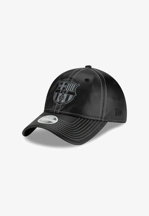 Schwarze Baseballkappe aus glänzendem Material. Verfügt über weiße Nähte und ein gesticktes Logo. Abgerundete Krone und gebogener Schirm.