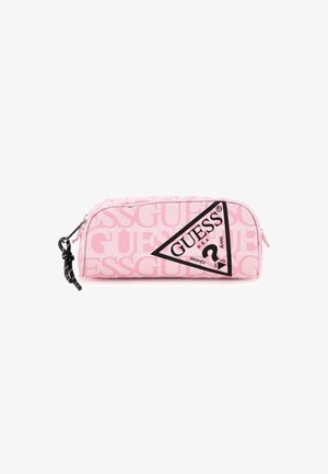 Roze cosmeticapouch met een herhalend "GUESS"-logo, een zwart driehoekig label met branding en een ritsluiting met een gestructureerde trekker.
