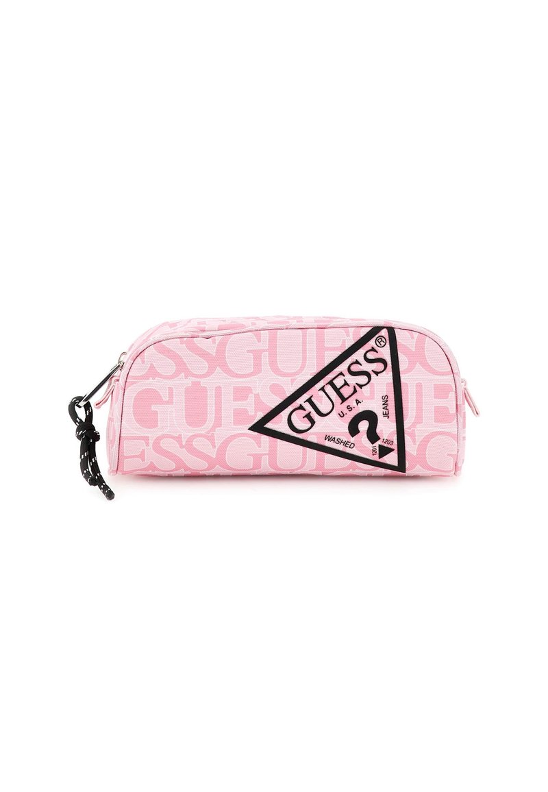 Pink kosmetikpung med et gentaget "GUESS" logo, en sort trekantet lap med branding og en lynlås lukning med en tekstureret pull.