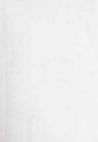 Tessuto di tela Aida bianca con motivo a griglia uniformemente distanziato, utilizzato per il ricamo a punto croce.