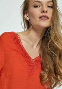 Desires MILA SHORT SLEEVE - Blúzka - red clay
