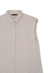 Blusa beige senza maniche con chiusura frontale a bottoni, colletto classico e piccolo taschino sul petto. Realizzata in un tessuto liscio e leggero.