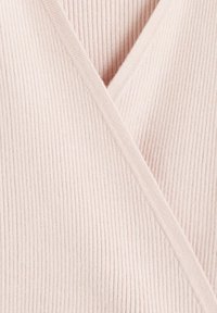 Rosa geripptes Sweatshirt mit V-Ausschnitt, weichem Textil und Wickeldesign. Das Material wirkt leicht und gemütlich mit vertikalen Streifen.