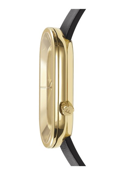 Goldfarbener rechteckiger Uhr mit schwarzem Lederarmband, ausgestattet mit einer glatten Lünette, einer Krone mit geprägt Buchstaben und einem minimalistischen Zifferblatt.