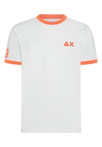 T-shirt bianco con colletto e dettagli sulle maniche arancioni a coste. Presenta un piccolo logo arancione e il numero 8 sulla manica sinistra.
