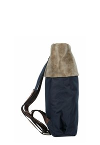 Zaino blu navy con un cappuccio in pelle beige testurizzata, spallacci in pelle marrone e una forma strutturata, che presenta un corpo in tessuto liscio.