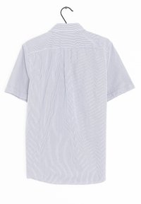 Camisa de manga corta, tipo polo, en rayas verticales azul claro y blanco, con cuello y un pliegue en la parte posterior, colgando de un gancho negro.