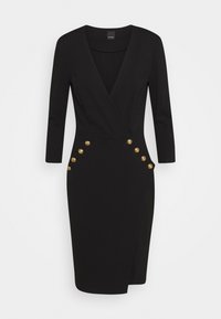 Zwarte wikkeljurk met een diepe V-hals, driekwart mouwen en gouden knoopaccenten aan de zijkant. Gemaakt van een gladde stof met een getailleerde silhoutte.