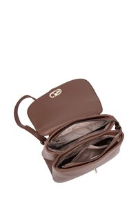 Sac à main en cuir marron avec une forme structurée, doté d'un verrou en ton doré, de compartiments à double zip et d'une doublure intérieure dans une teinte claire.