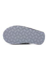 Semelle de sneaker en textile gris avec une semelle extérieure en caoutchouc gris clair texturé présentant un motif circulaire pour l'adhérence.