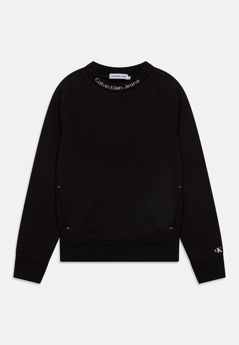 Černá mikina s kulatým výstřihem, raglánovými rukávy, bočními kapsami, vyšitým logem na límci a malým logem na rukávu.