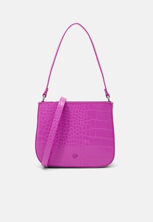 Sac à main en motif crocodile violet vif avec une petite poignée et une bandoulière supplémentaire, sur fond blanc uni.