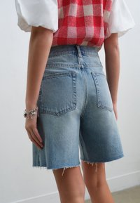 Next REGULAR FIT - SLOUCH - Denimshorts - mid blue