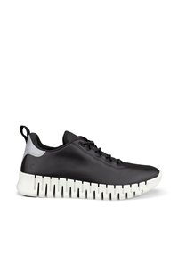 Basket basse noire avec semelle blanche segmentée, lacets à l'avant et languette de talon grise réfléchissante sur fond blanc.