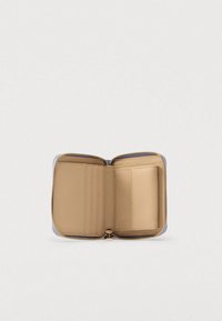 Portafoglio in pelle beige con cerniera, dotato di molteplici scomparti per carte e interno liscio, incorniciato da uno strato esterno blu.