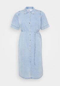 Lyseblå denimkjole med korte ermer, knappelukking foran og knyting i midjen. Har krage og finert kant.