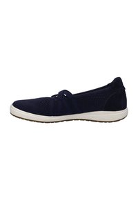Scarpe slip-on in mesh blu navy con fasce incrociate elastiche, suola bianca imbottita e morbidi dettagli in suede sul tallone, che offrono comfort traspirante.