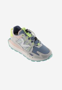 Zapatillas deportivas con parte superior de malla azul, acentos grises, cordones verde neón y una suela gruesa blanca con detalles en azul verdoso.