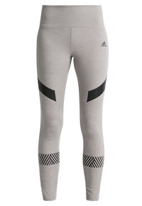 Leggings de sport gris avec taille haute, présentant des bandes noires et un motif géométrique au bas des jambes. Fabriqués en tissu lisse et extensible.