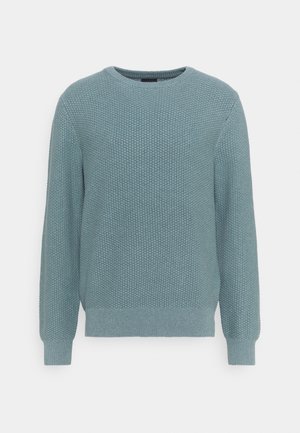 Pull en tricot bleu clair avec un col rond, des manches longues et des poignets côtelés. Un motif texturé couvre toute la surface.