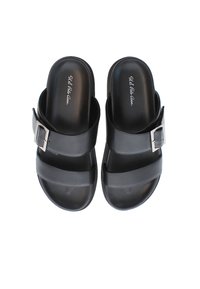 Svarta slidesandaler med två breda remmar och ett spännvidd. Slät matt yta, anatomiskt fotbädd och platt sula.