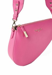 Borsa a spalla in pelle rosa con design curvo, hardware dorato, chiusura con zip e tracolla regolabile con borchie. Nome del marchio impresso.