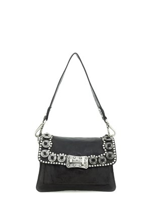 Borsa a tracolla in pelle nera con borchie in argento e decorazioni concho sulla patta e una chiusura a girello argentata.