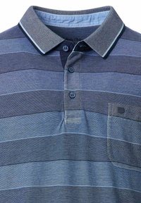 Granatowa koszulka polo w paski z fakturowanym kołnierzykiem, dwoma guzikami i kieszonką na piersi. Wykonana z miękkiego materiału z kontrastowymi akcentami.