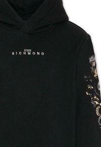 Felpa nera con cappuccio e logo "JOHN RICHMOND" sul davanti. Accenti decorativi a motivo color crema e grigio sulla manica destra.