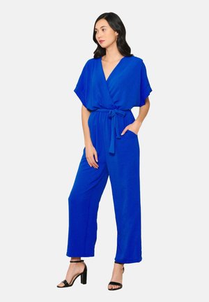 Jumpsuit blu royal con design avvolgente, maniche corte, vita legata e gambe ampie. Presenta tasche laterali e un tessuto strutturato.