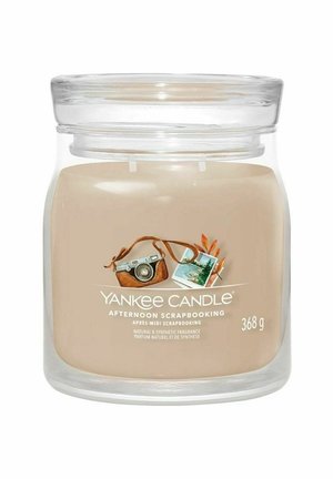 YANKEE CANDLE SIGNATURE MEDIUM JAR AFTERNOON SCRAPBOOKING 368G - Doftljus - beige