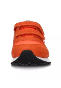 Oranje sportieve schoen met klittenbandsluitingen, bovenkant van suede en een zwarte rubberen zool. Heeft een witte accent langs de zool. Vlak profiel.