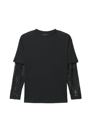 Camicia nera a maniche lunghe con uno strato a maniche corte sopra maniche in pizzo floreale semi-trasparente e scollo rotondo.