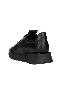 Zwarte leren sneaker met gestructureerde panelen, ronde neus, vetersluiting aan de voorkant en dikke rubberen zool. Voorzien van een kleine hak en een lus aan de achterkant.