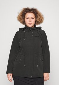 Giacca nera con cappuccio, caratterizzata da chiusura con zip, cordoncini regolabili, due tasche sul petto e un design comodo. Texture liscia.