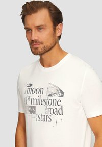 s.Oliver MIT PRINT - T-shirt print - weiß