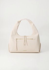 Μπεζ τσάντα hobo κατασκευασμένη από λείο συνθετικό υλικό. Διαθέτει δύο μπροστινές τσέπες με φερμουάρ, φαρδιά λουρί ώμου και στρογγυλεμένο σχήμα.