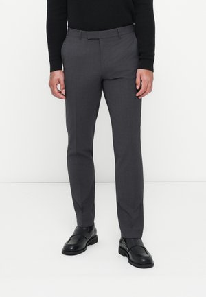 Pantaloni gri croiți, cu o textură netedă, având un front plat, curea pentru curea și o ajustare slim, asortați cu pantofi din piele negri.