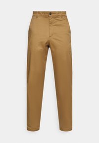 Pantaloni in cotone marrone con taglio dritto, dotati di vita piatta, zip e chiusura con un solo bottone. Tessuto liscio, dettagli minimali.