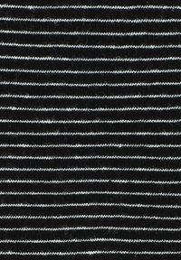 Czarna tkanina z naprzemiennymi cienkimi białymi paskami, tworząca teksturowany wzór. Materiał wydaje się gładki z minimalnymi strzępieniami na brzegach.