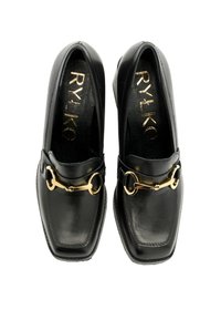 Czarne skórzane mokasyny z kwadratowym noskiem, złotym akcentem w formie konika oraz złotym logo nadrukowanym na wkładce. Gładka faktura i minimalistyczny design.