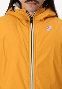 K-Way LE VRAI CLAUDE UNISEX - Giacca invernale - yellow inca