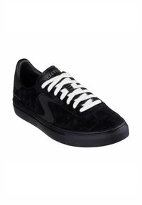 Sneaker in suede nero con lacci bianchi e suola in gomma testurizzata. Presenta un dettaglio del logo sul lato e un collo imbottito per il comfort.