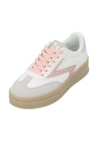 Zapatilla blanca con cordones y acentos rosas, puntera y panel lateral de ante gris, detalles reflectantes plateados y suela gruesa de goma beige.