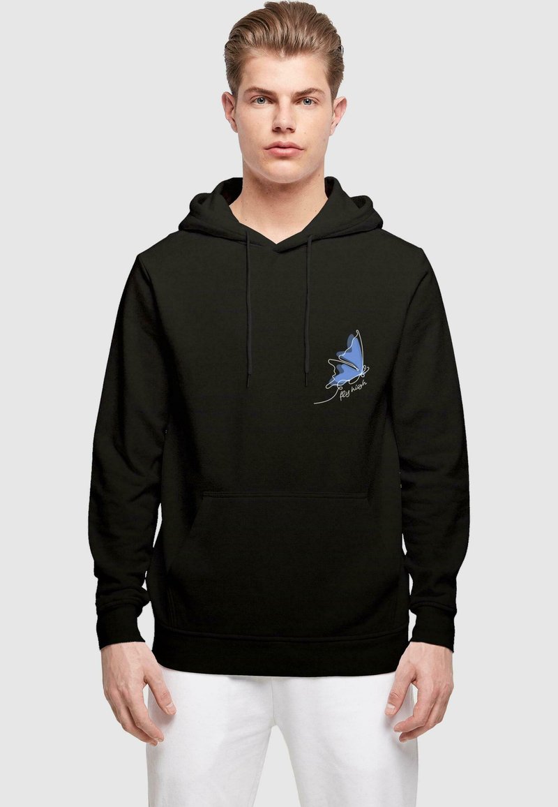 Must musta pehmeast kangast, millel on vasakul rinnal sinine liblikatatriip, esikott ja nööriga kapuuts.